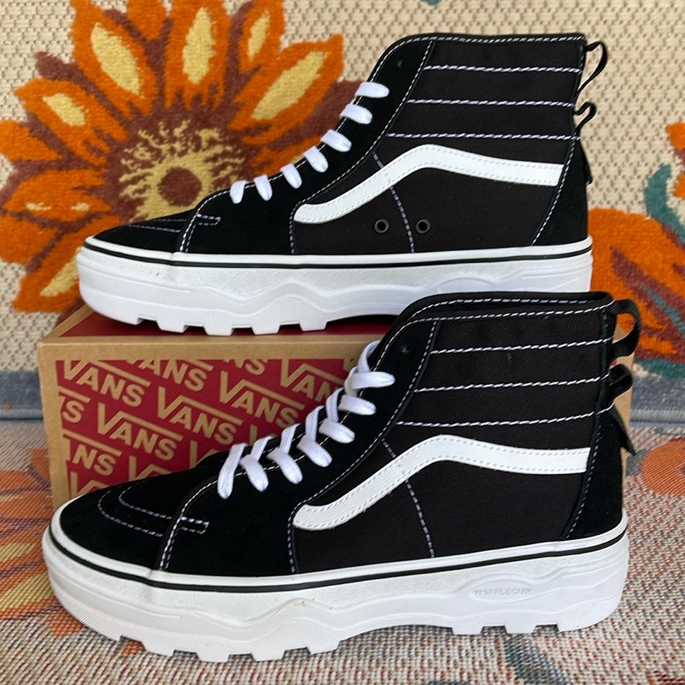 Vans WMNS Sentry Sk8-Hi
Black/White
VN0A5KY5BA2
Sneakers